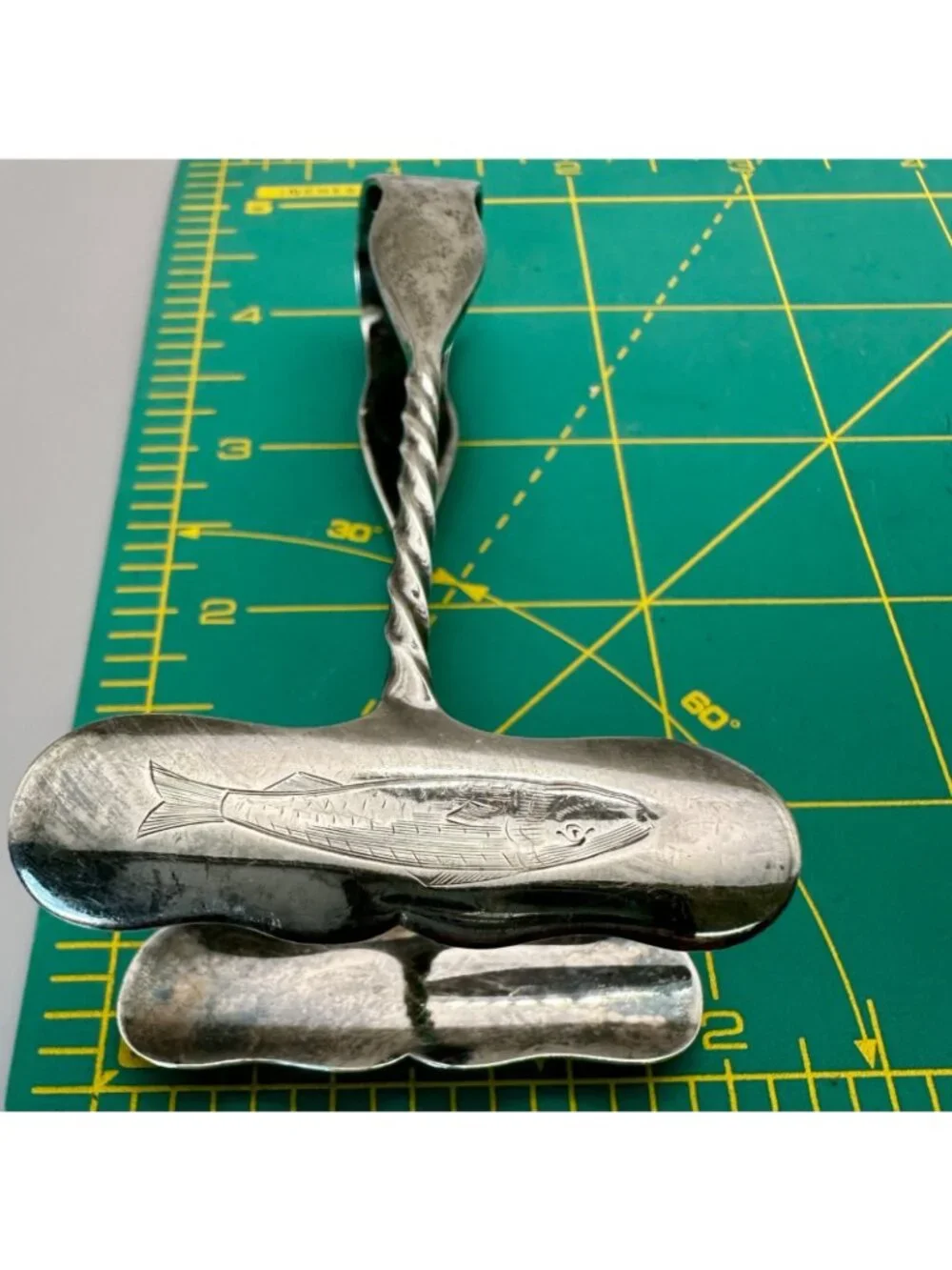 Fish Pattern Sardine Tongs Twisted Handle Vintage Silverplate 4